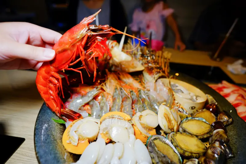 美食｜桃園中壢 船饕海鮮精緻鍋物 超浮誇痛風海鮮盤、和牛 青埔必吃火鍋推薦！親子聚餐、寵物友善 - 奇奇一起玩樂趣