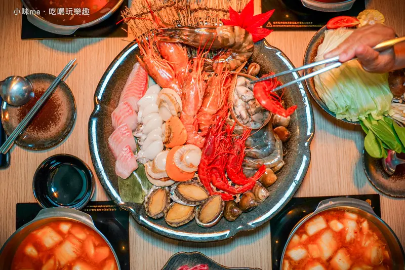 船饕海鮮精緻鍋物 ▏必吃超浮誇痛風海鮮盤.和牛 港口直送10種海鮮霸氣登場。近青塘園.華泰名品城 適合親子 。中壢青埔美食 / 中壢火鍋推薦。機捷桃園體育園區站