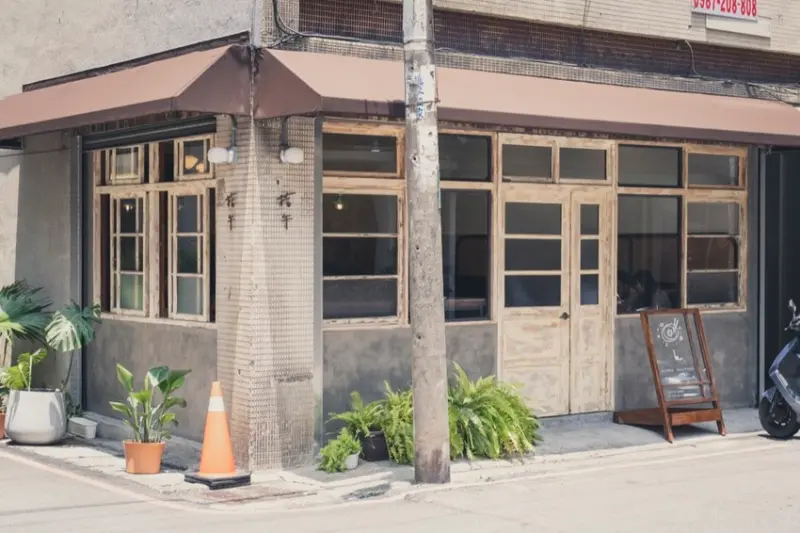 中壢咖啡廳 拾午gather delicious| 坐落靜謐街角老屋咖啡廳 必點隱藏版日式乾咖哩加上水波蛋 療癒吸睛滿點 · 算命的說我很愛吃