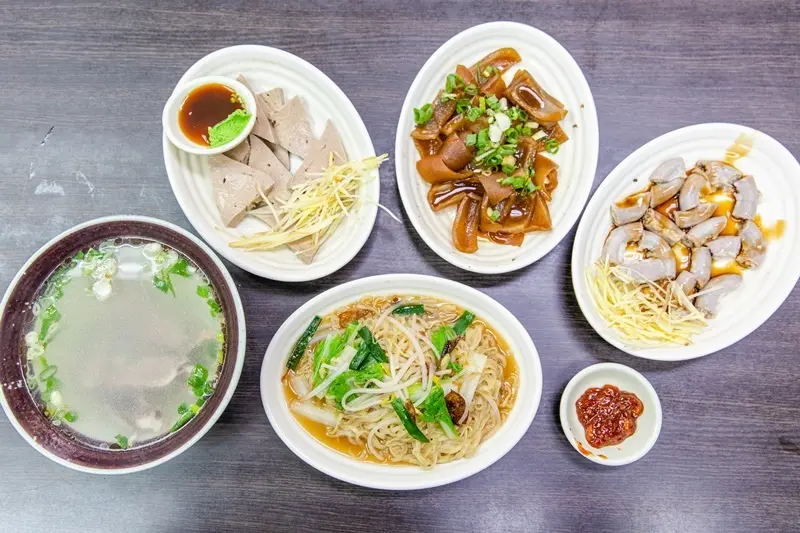 【台北捷運美食】【行天宮站美食】吉林路五十年陽春麵店.早上一路賣到半夜三點