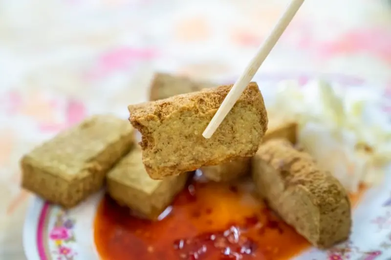 宜蘭美食 龍潭 廟口傳統臭豆腐｜宜蘭人帶路 外酥內軟臭豆腐，一份吃不夠！！ · 算命的說我很愛吃