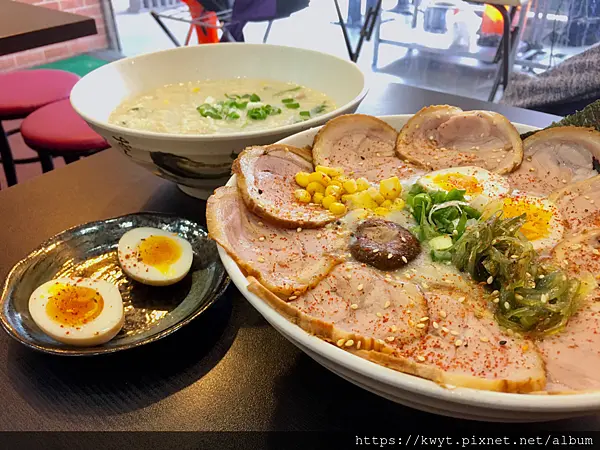 【新竹。美食】粥伯通粥麵專賣店。超狂的叉燒放好放滿，真材實料，價格親民，宵夜來碗粥吧！
