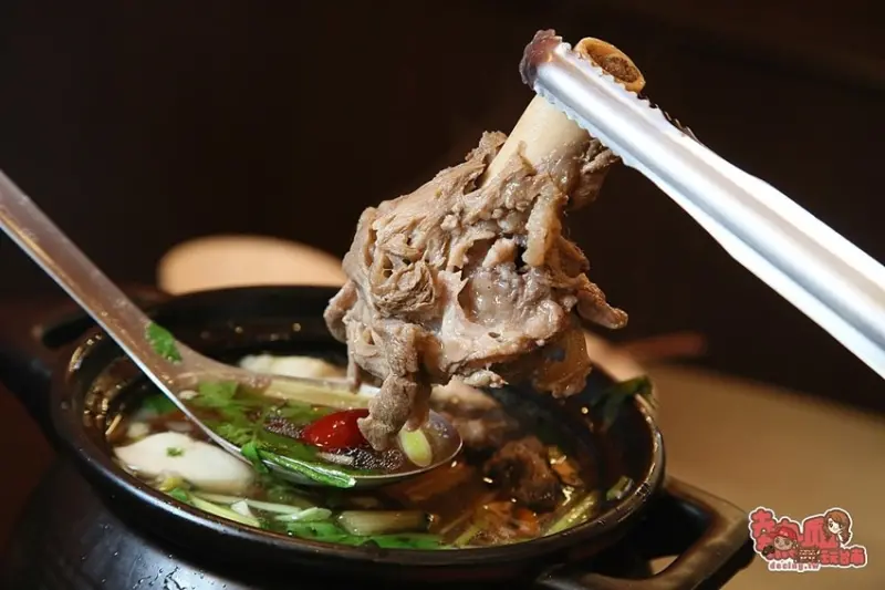 【台南美食】這間羊肉爐超霸氣，坐在店門口也要吃的美味：大秦羊肉爐 - 熱血玩台南。跳躍新世界