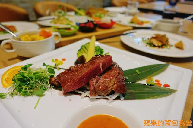 [食記] 台北松山 - 蘇耐吉廚房 $390炭烤牛排佐花生沙嗲 套餐享有開胃菜涼拌料理甜品 飲料湯品自助吧 泰式套餐

