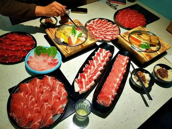 台中市北屯區[聊聊鍋物-崇德店]崇德文心商圈 高CP值火鍋推薦~168元起超平價~ 湯底口味多元選擇~ 肉盤精緻有質感吃的到新鮮~滷肉飯還可吃到飽唷!