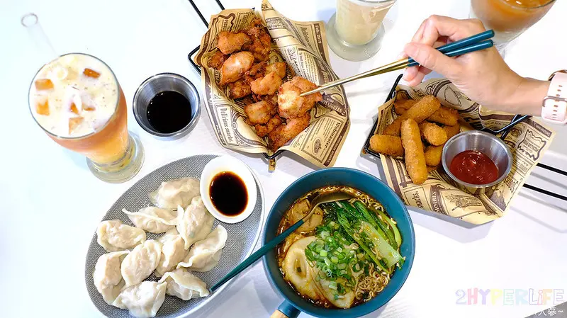 週末營業到凌晨二點的複合式茶館，店內不限時還提供桌遊完全是聚會聊天的好所在！