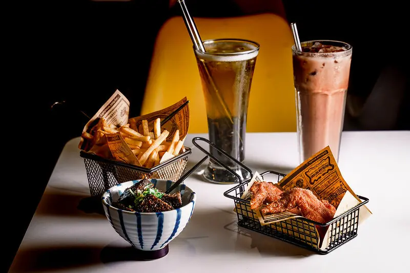 雞茶大隊｜鄰近教育大學的複合式茶館，週末營業至半夜兩點，豆乳雞系列推薦