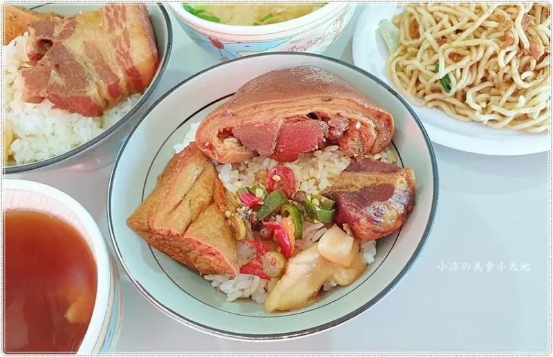 三兩肉爌肉飯║在地人狂推！藏身黃昏市場內的人氣爌肉飯，特製辣椒必加，只賣早午餐！！