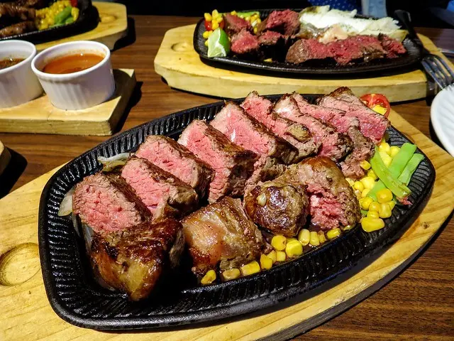 【台北中山區牛排】鬥牛士經典牛排(長安店)，美國紐約克牛排20oz大份量超飽足/飲料吧、濃湯可無限暢飲/每日現烤麵包可續加!