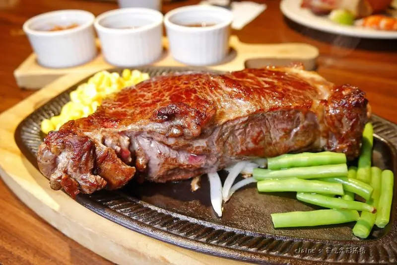 吃。台北中山《鬥牛士經典牛排 長安店》嚴選美國特優級牛排，屹立不搖的經典美味。中山區牛排推薦