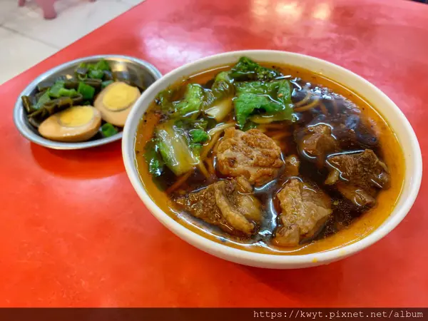 【台南。美食】阿銘牛肉麵。一張百元就可以吃到滿滿牛肉塊的牛肉麵