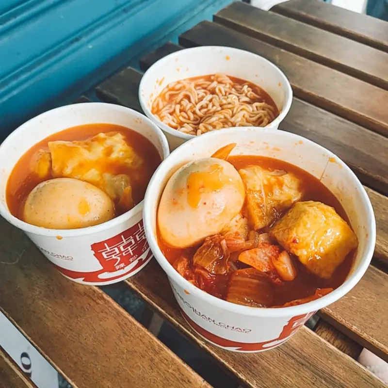 韓朝辣炒年糕樹林店/位於樹林火車站附近，走路不用一分鐘的辣炒年糕專賣店。綿綿細雨，也阻擋不了大家想吃辣炒年糕的心❤