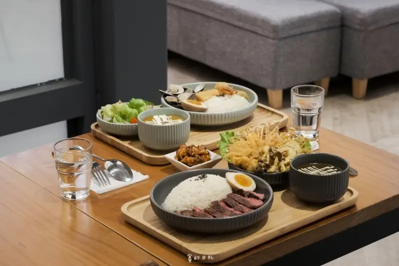 哩賀海鮮咖哩專賣店｜台中咖哩美食｜自選香料、堅持手炒，做出不同咖哩塊的美味滋味 ♥ 寵物友善餐廳