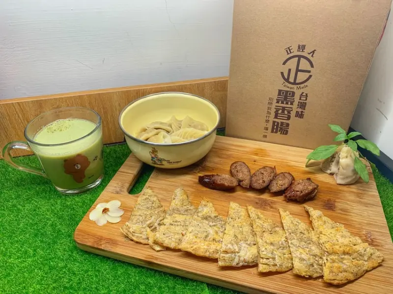 【宅配】正經人。五星爆餡捏花水餃、營養蔥抓餅、紹興酒香腸，買一波吃起乃！