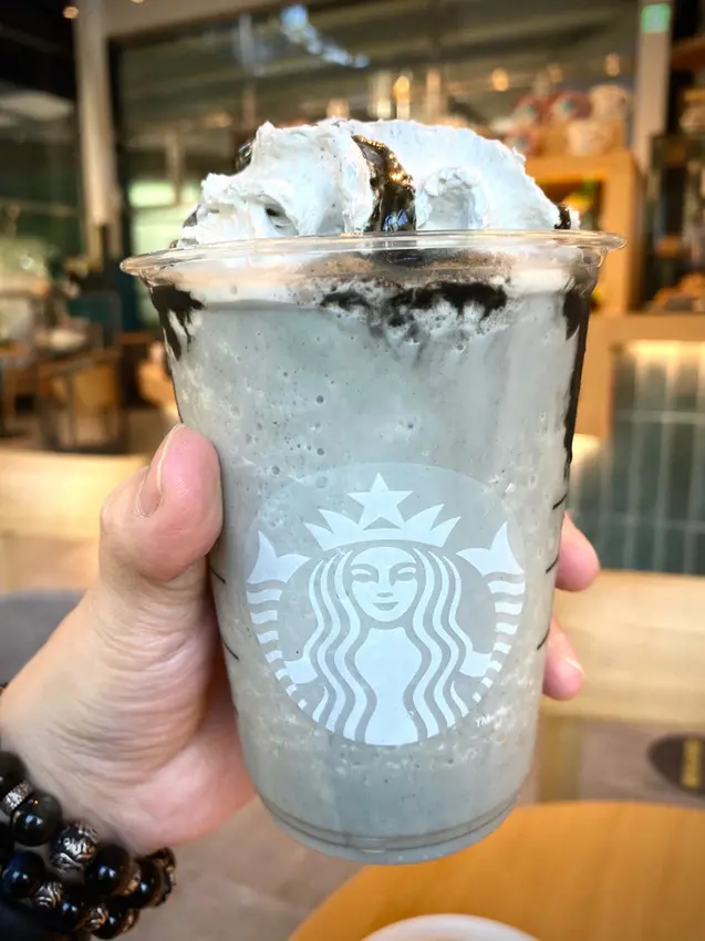 新竹美食。飲 | 星巴克。新竹動物園門市 | 夏季全新台味「芝麻杏仁豆腐星冰樂」登場。再搭配「竹炭巧克力奶酒千層薄餅」。臉書IG打卡新熱潮。星巴克動物元素新門市