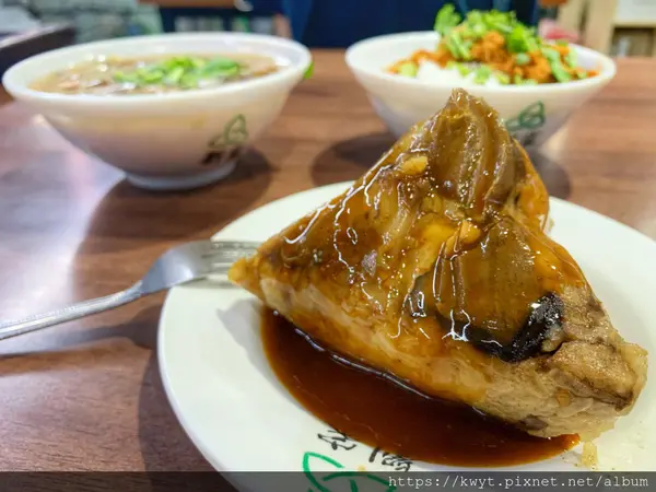 【台南。美食】劉家粽子專賣店。肉燥飯跟粽子一樣超~美味，價格十分親民，營業時間超級長，從早餐到宵夜都可以吃它！｜附菜單、分店資訊