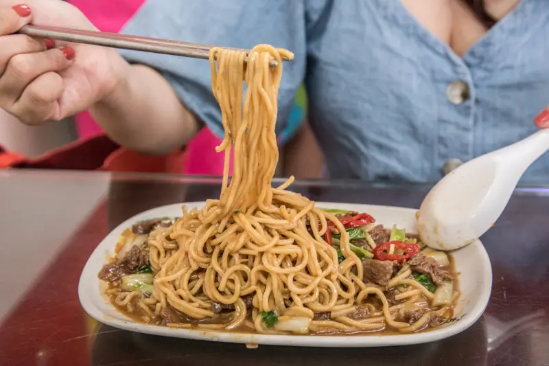 [宜蘭頭城]一盤牛肉炒麵要150元！？這美味我錢掏的心甘情願！家宏牛肉麵 - 大手牽小手。玩樂趣