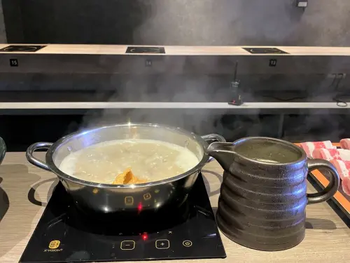 【台中 火鍋】隱鍋，獨家提供十五種湯底包含龍骨鍋、肉骨茶、胡椒豬肚雞湯底硬功夫，值得一訪