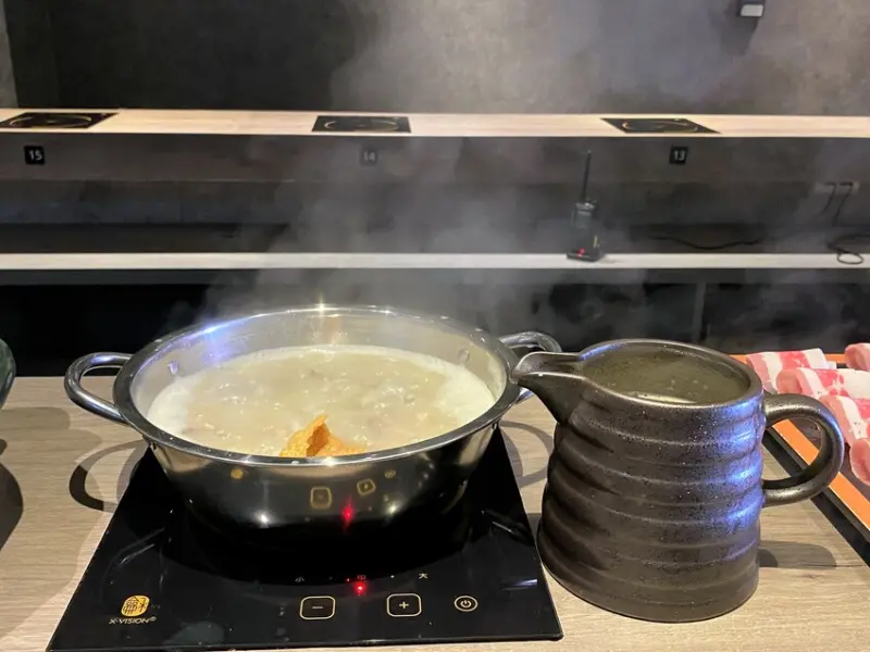 【台中 火鍋】隱鍋，獨家提供十五種湯底包含龍骨鍋、肉骨茶、胡椒豬肚雞湯底硬功夫，值得一訪