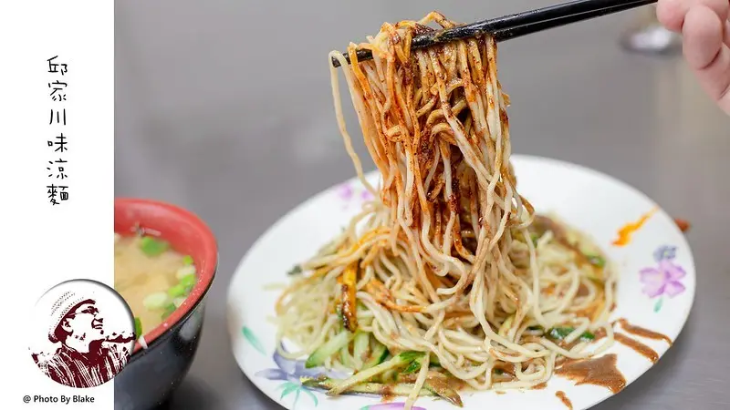 來吃這家涼麵一定要加上那花椒油，辣而不嗆，真的是很在地人的吃法，連味噌湯都好喝｜布雷克出走旅行