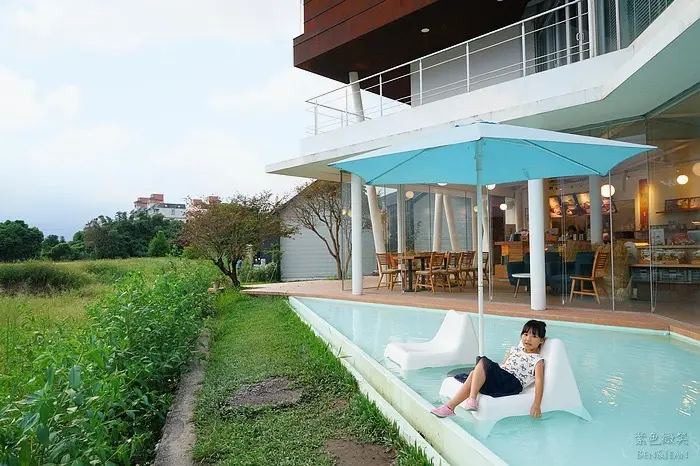 【烏龜島│小桔子】 隱身於田野間的特色伴手禮咖啡館，富設計感的特色建築 周圍是隨四季變化的田野景觀，也是宜蘭IG熱門打卡點