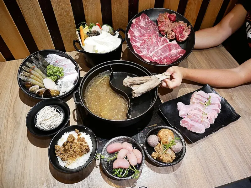 超夯的雞佛鍋桃園也吃得到，肉骨茶湯底還附兩大隻肋排超霸氣，不用加價就能品嘗香麻乾拌麵很超值，餐後冰淇淋和甜湯吃到飽-上善什鍋