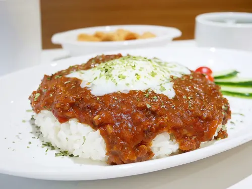 新北永和咖哩，乾咖哩你吃過嗎? 像番茄燉牛肉的風味，再搭配一顆水波蛋，劃開瞬間超療癒-大咖小剪