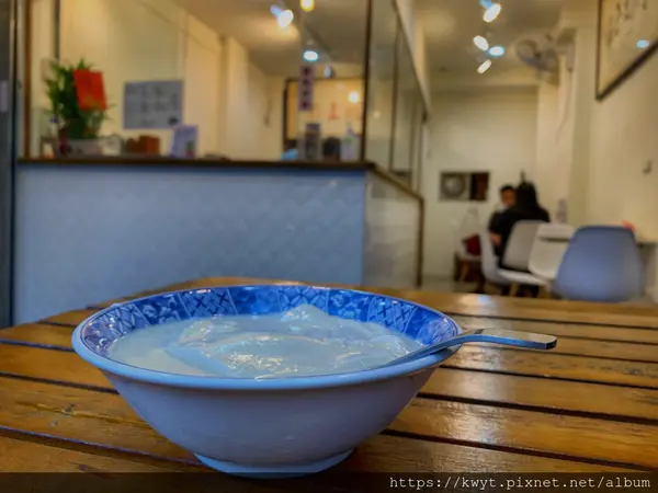 【台南。美食】德記古早味汕頭豆花。口感綿密滑順，帶有濃郁豆香的古早味島輝，口味多樣化，價格超~親民｜附菜單