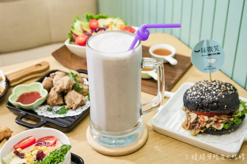 必點醬燒菇菇黑皮堡，超大杯芋頭沙牛奶只要55元！桃園中壢蔬食早午餐推薦一抹微笑 - ㄚ綾綾單眼皮大眼睛