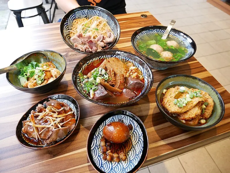 萬華新開幕小吃，香麻醬汁超夠味，拌麵、炒手都讓人愛不釋手，多款麻辣滷味都好好吃!湯品還可以免費無限續湯-三Q麵食餐館