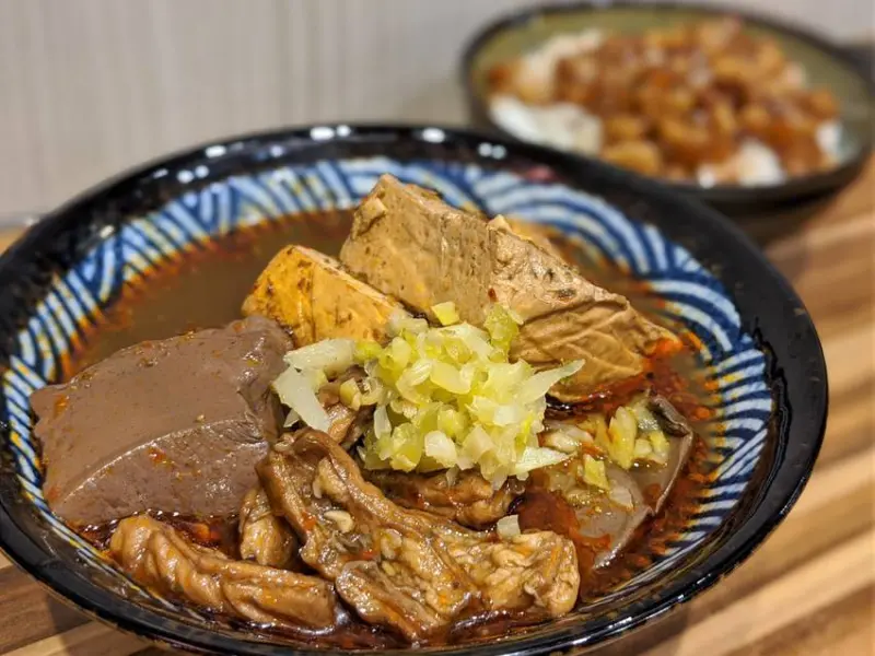 三Q麵食餐館｜萬華在地人麵食愛店大公開！cp值爆高的乾麵絕對吃飽！大推綜合麻辣燙和紅油抄手！萬華美食推薦、萬華小吃推薦、萬華麵食推薦、台北小吃推薦、台北麵食推薦、台北麻辣鴨血推薦、萬華麻辣鴨血推薦