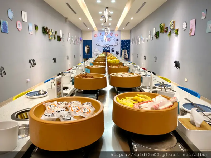 新竹美食。吃 | 熊大爺愛吃鍋‧迴轉火鍋 | 新竹竹北火鍋吃到飽。熊量新鮮食材自己選。無限量肉類吃到飽任你吃。火鍋控趕緊手刀吃起來 （已歇業）