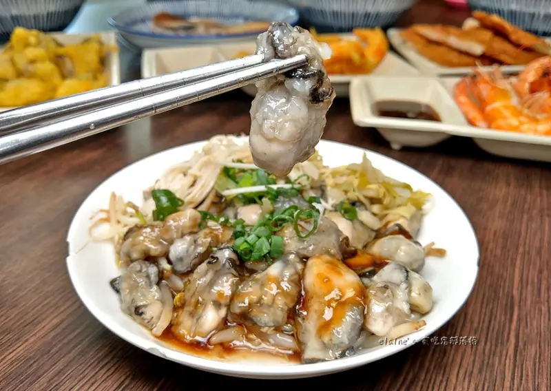 吃。台北中山《蚵埕 外傘頂洲蚵仔之家 松江店》新鮮蚵仔和海鮮全部產地直銷，新鮮看的見。台北蚵仔料理推薦