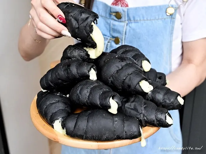 台中出現黑色鹽可頌！不只歐罵罵還會牽絲！只有這個時間出爐，每日限量供應～