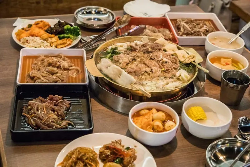 [桃園中壢]老字號銅盤烤肉吃到飽正式插旗中壢，銅板烤肉精緻韓食通通吃到飽！高麗園銅盤烤肉-桃園大江店 - 大手牽小手。玩樂趣