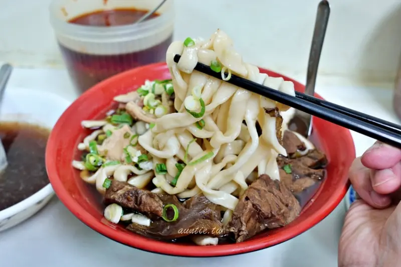 【台北】西門町 小吳牛肉麵 24小時營業 淡淡中藥香清爽口味牛肉麵 - 水晶安蹄 不務正業過生活