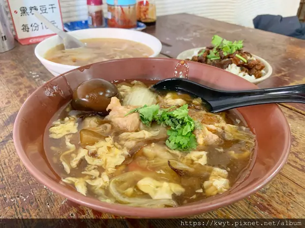 【台南。美食】阿浚師魯麵。一碗魯麵食材爆炸多樣！湯裡滿滿的都是配料，吃的是兒時懷念的古早好滋味｜附菜單
