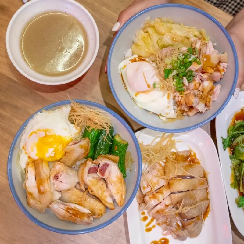 台北永春美食 春桂雞肉｜超澎拜份量！必點鮮嫩雞肉飯搭配爆漿半熟蛋，淋上古早味雞油膏鹹香滋味太涮嘴～ · 算命的說我很愛吃