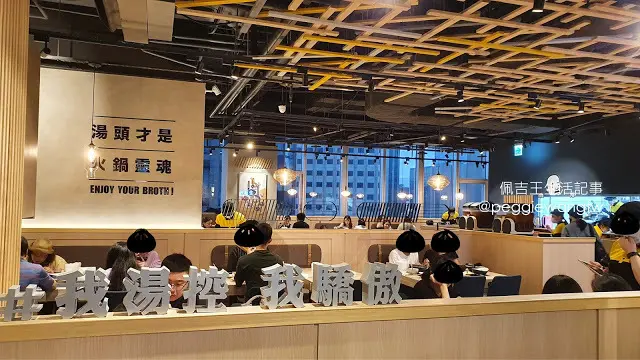 雞湯大叔信義店：網路超人氣火鍋店！平價實惠、五星級食材的白蘭地雞湯  為湯控而生的法式燒酒雞︱台北火鍋推薦、誠品信義美食 