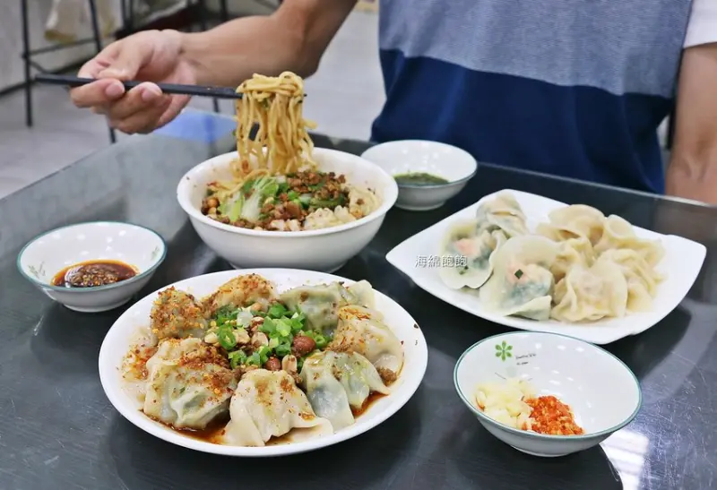 台北必吃水餃名店『蕭媽媽手工創意水餃』南瓜起司水餃配上青醬超好吃，菜單價位(捷運南京三民站)