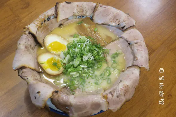 火曜三番目|三重拉麵這裡吃！三重商工對面、店內超多療癒公仔，還可以盪鞦韆吃拉麵！激推滿腹拉麵，肉流瀑布好誘人！