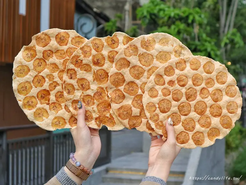 台中也吃的到香蕉煎餅！口感清脆，每一口都充滿濃濃的香蕉味～密集恐懼症慎入！