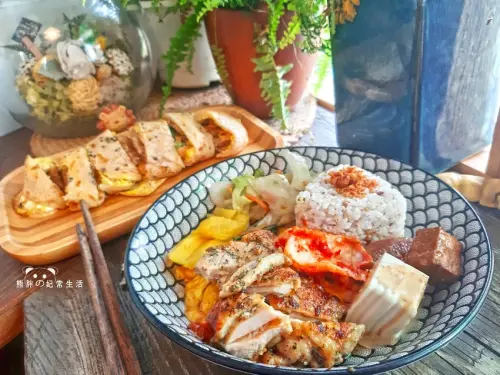 【台中北區】蔬服蛋餅，蛋餅香氣酥香迷人，餡料紮實飽滿，口感層次豐富，平價消費內容實在，令人回味再三