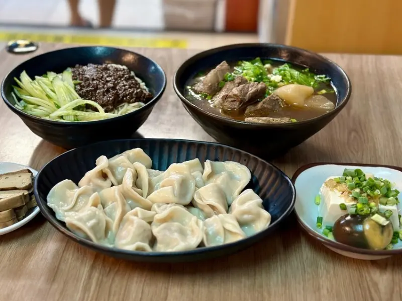 【東門美食】永康刀削麵：牛肋條和手工刀削麵的老字號美味牛肉麵還有水餃和炸醬麵︱永康街交通、菜單、評價