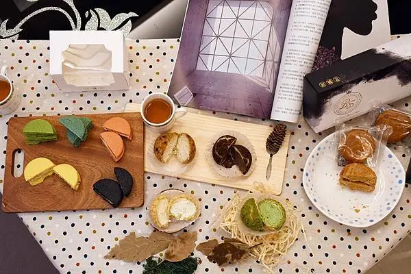 最有黑糖味的療癒系點心，源自於最有傳承意義的【黑糖道】卡樂曲奇+渣心泡芙＋黑糖布列塔尼，不僅安慰了為母之路的辛勞，更是以最無負擔的口感口味作為呈現