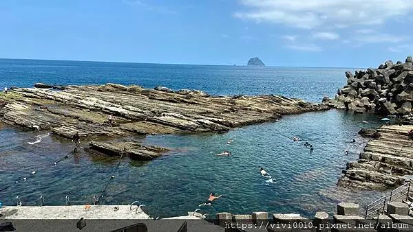 基隆.中山-天然海水游泳池，與七彩斑斕小魚們一同共遊，很棒的浮潛聖地~基隆免費景點