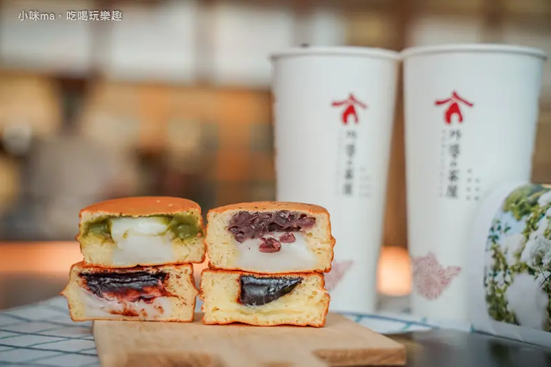 外婆的茶屋-台北四維店 ▏白玉麻糬紅豆餅牽絲模樣超誘人。像蛋糕般綿密香甜的餅皮 放冷也非常好吃 還有桂花香的熟成紅茶也是必喝。捷運科技大樓站