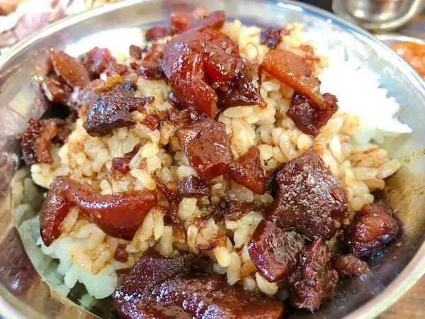 台北美食/北投市場 矮仔成滷肉飯 紅燒蹄膀 CNN推薦