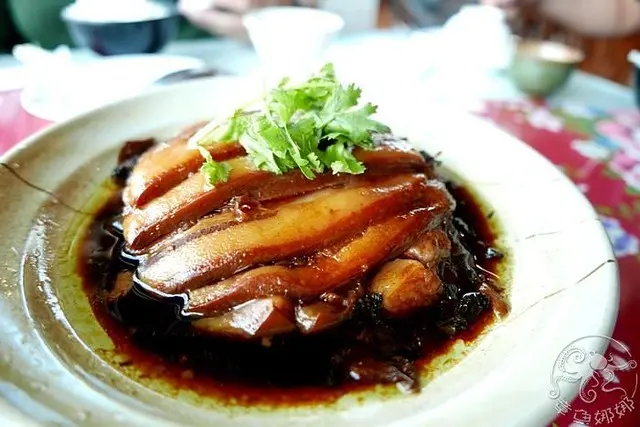 桃園龍潭 大北坑美食景點【山水緣庭園景觀餐廳】隱身於山中的客家美味，看著母雞帶小雞路過好療癒！參觀【江家百年古厝】，開放民宿後有機會在古厝住一晚！具有教育意義的山水水土保持戶外教室，可以預約生態導覽喔