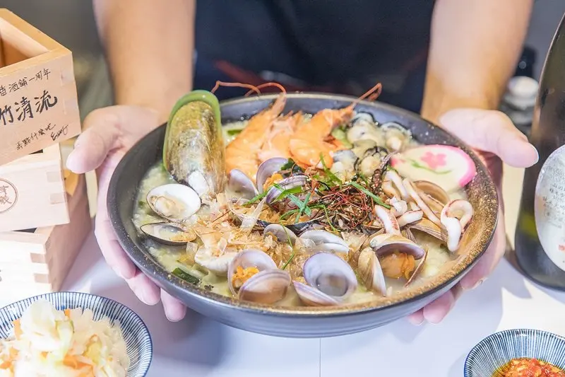 【新竹-東門市場美食系列之二】美山貳拾陸號.一甲子海鮮產地直送.美山村海鮮盛合粥.招牌海景蒸籠.